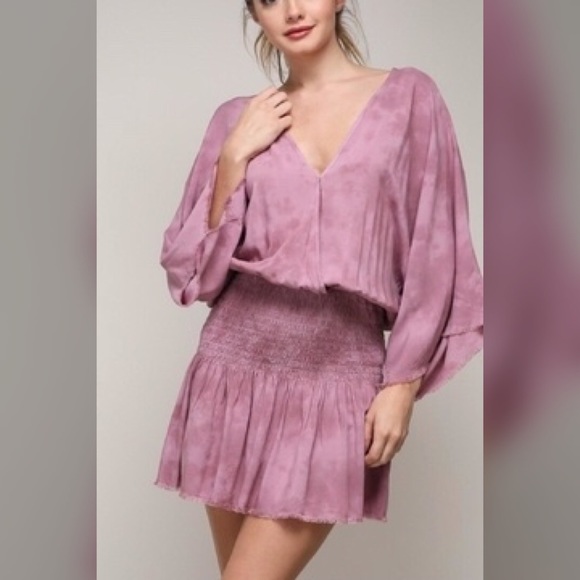 Mustard Seed Dresses & Skirts - LAST 1! 🌸Stunning Surplice top Smocked Dress!